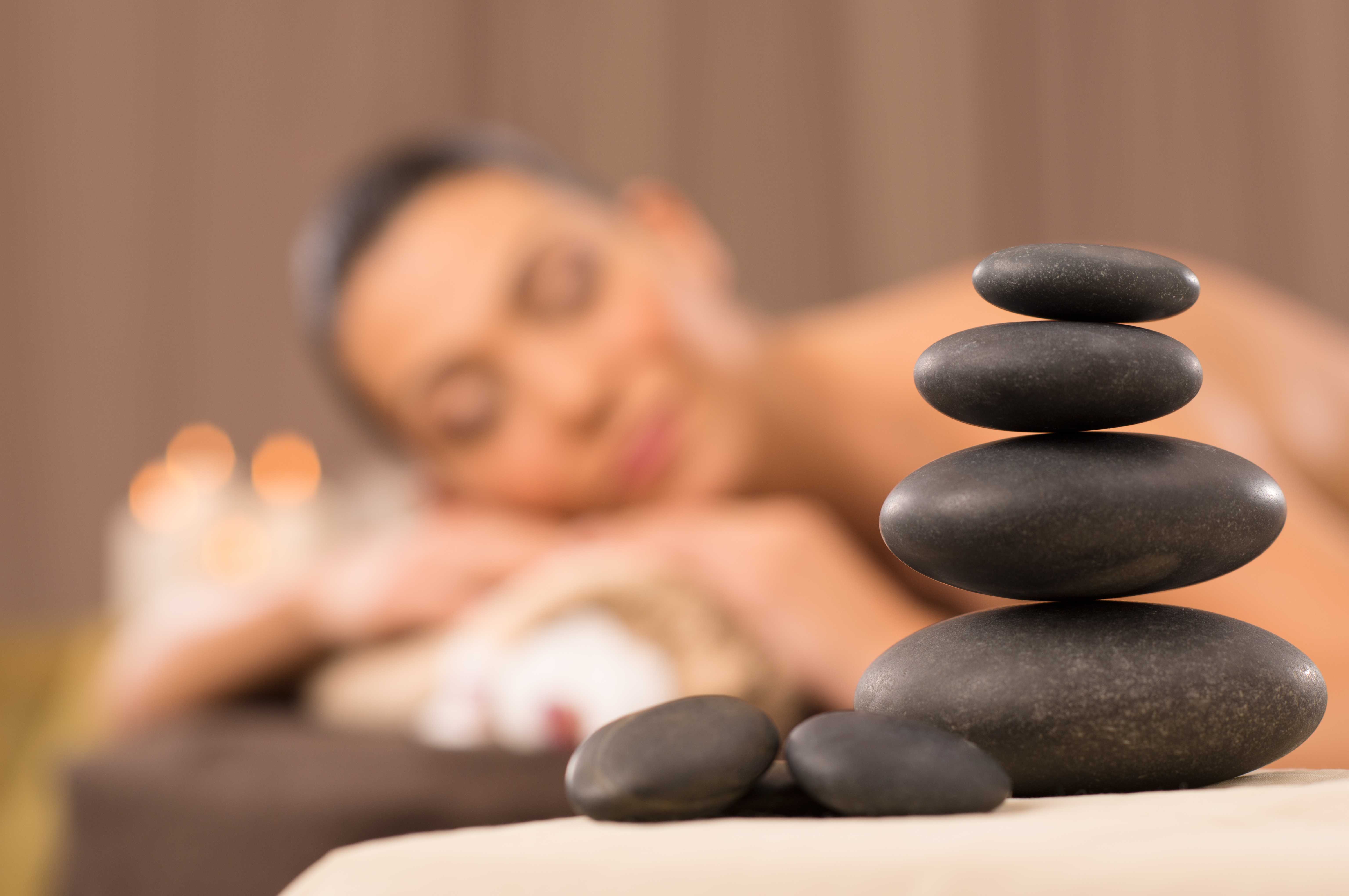 Hot Stone Rücken Massage 45 MIN.